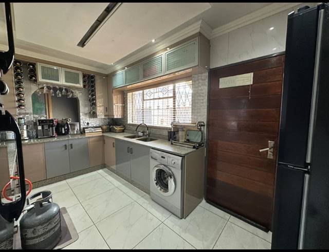 3 BEDROOM HOUSE FOR SALE IN LEONDALE
